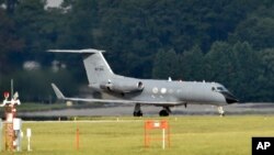 서아프리카에서 의료 지원 활동을 벌이던 중 에볼라 바이러스에 감염돼 본국으로 송환된 미국인 의사를 태운 비행기가 9일 조지아주 도빈스공군기지에 내리고 있다.