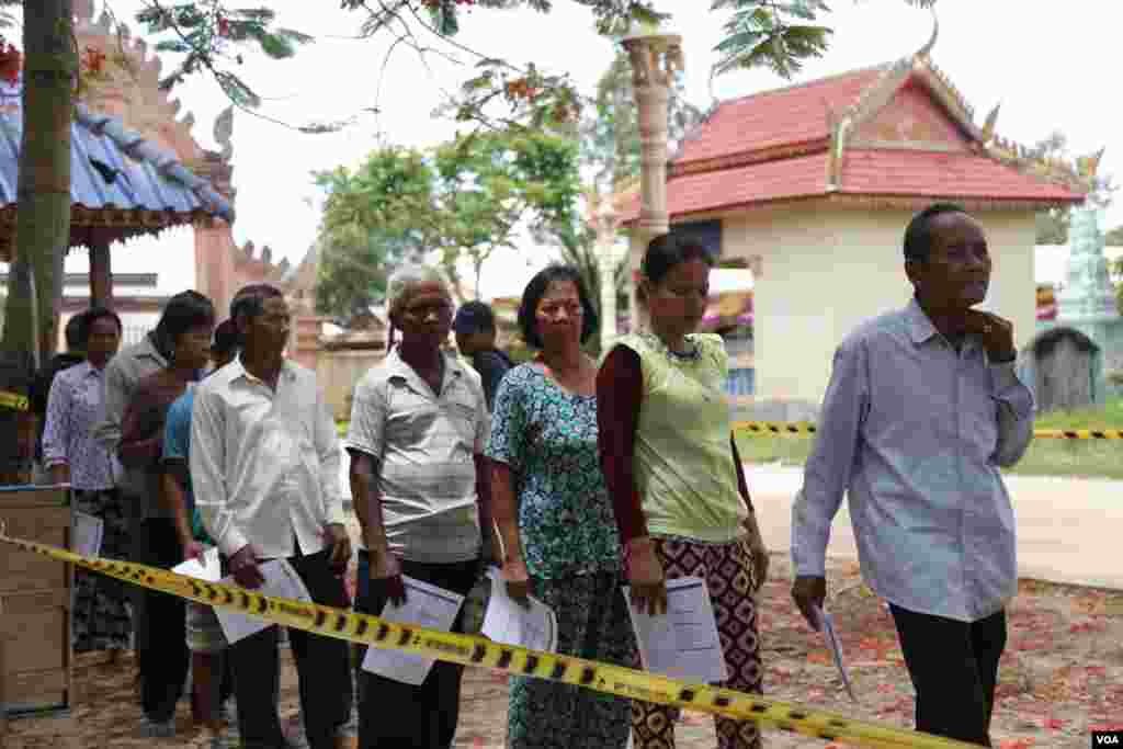 ប្រជាពលរដ្ឋឈរចាំព្យាបាលជំងឺព្យាបាលដោយពេទ្យស្ម័គ្រចិត្តនៃបេសកកម្ មPacific Angel របស់ទាហានទ័ពអាកាសអាមេរិកសហការជាមួយទ័ពកម្ពុជា នៅស្រុកកំពង់ត្រាច ខេត្តកំពត កាលពីថ្ងៃពុធ ទី១៥ ខែមិថុនា ឆ្នាំ២០១៦។