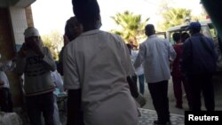 Les gens se rassemblent alors que les victimes arrivent à l'hôpital, à Mekelle, après une frappe aérienne à Togoga, dans la région du Tigré en Éthiopie, le 22 juin 2021.