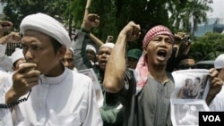 Para aktivis FPI melakukan unjuk rasa menentang pemutaran film bertema gay dan lesbian (LGBT) di Indonesia (foto: dok).