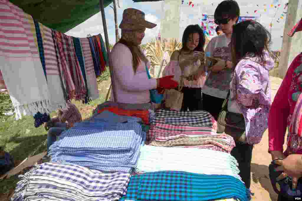 ទិដ្ឋភាព​ទូទៅ​នៃ​កម្មវិធី​ «បុណ្យភូមិ» ត្រូវបាន​រៀបចំ​ឡើង​ដើម្បី​បញ្ជ្រាប​ការ​យល់ដឹង​អំពី​ទម្រង់​វប្បធម៌​បុរាណ​ដល់​យុវជន​កម្ពុជា​ ក្នុង​វត្ត​ទួល​ក្រសាំង ​ខេត្ត​កណ្តាល​ នៅ​ថ្ងៃទី​៧ ខែ​មេសា​ ឆ្នាំ​២០១៧។ (ហ៊ាន សុជាតា/ VOA)