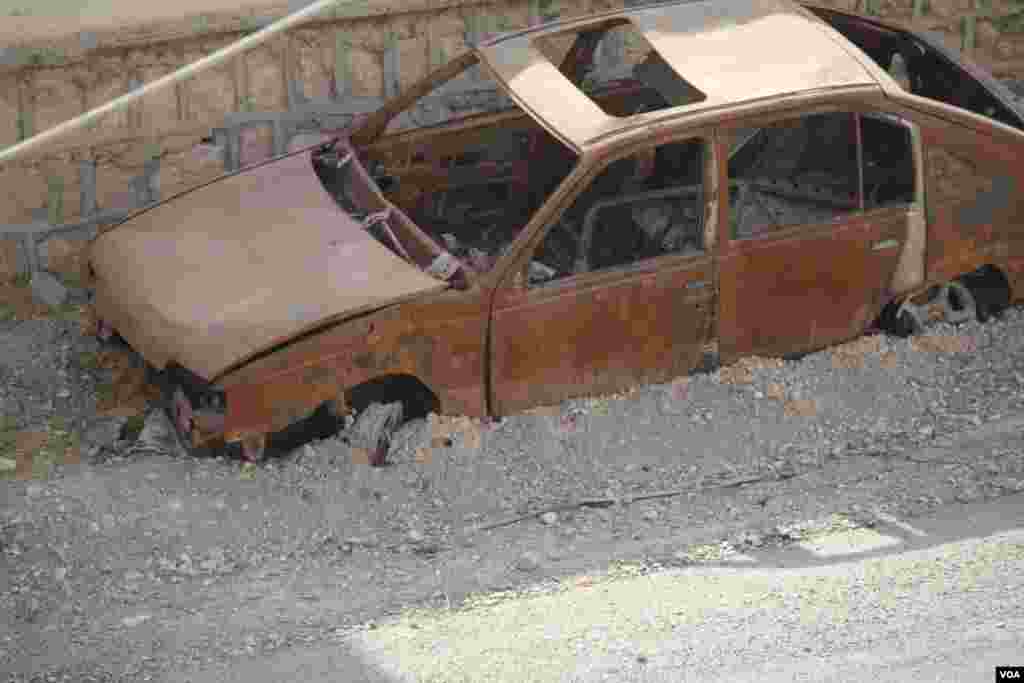 Soldiers in Sinjar, Iraq, say suicide bombs inside cars are one of IS militants' most common attack styles. Nov. 14, 2016. (H.Murdock/VOA)
