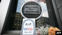 AQSh Xalqaro taraqqiyot agentligining Vashingtondagi qarorgohi oldida har kuni Tramp ma'muriyatiga qarshi namoyishlar 