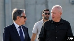 รัฐมนตรีต่างประเทศสหรัฐฯ แอนโทนี บลิงเคน และรัฐมนตรีกลาโหมอิสราเอลโยอาฟ กัลเเลนต์ ที่เขตเเดนอิสราเอลที่สามารถข้ามไปฉนวนกาซ่าได้ เมื่อ วันที่ 1 พ.ค. 2024