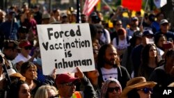 백신 접종 의무화에 반대하는 주민들이 지난달 8일 미국 로스앤젤레스 시내에서 시위하고 있다. (자료사진) 