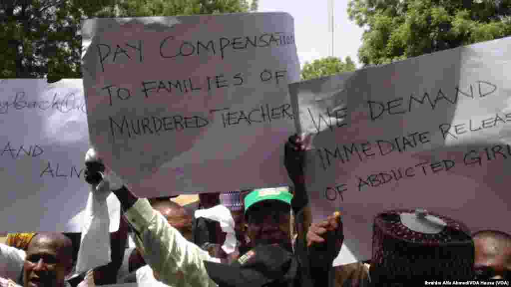 Mutane a wurin zanga-zangar kira ga gwamnati da ta kubuto da mata ‘yan makaranta da aka sace a Chibok, a Maiduguri, alhamis 22, ga Mayu 2014.