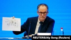 លោក Peter Ben Embarek អ្នក​ជំនាញ​ផ្នែក​ជំងឺ​ឆ្លង​ដោយ​វីរុស​នៃ​អង្គការ​សុខភាព​ពិភព​លោក​ បង្ហាញឯកសារមួយ នៅក្នុងសន្និសីទសារព័ត៌មានរួមគ្នាមួយរវាងអង្គការ WHO និងរដ្ឋាភិបាលចិន នៅទីក្រុង Wuhan ខេត្ត Hubei ប្រទេសចិន នៅថ្ងៃអង្គារ ទី៩ ខែកុម្ភៈ ឆ្នាំ២០២១។