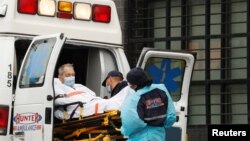 Ekipe hitne pomoći prebacuju pacijenta u Kvinsu, u Njujorku (Foto: Rojters/Lucas Jackson )