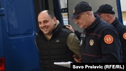 Crnogorska policija hapsi novinara Dražena Živkovića u Podgorici, 13. januara 2020. (Foto: RFE/RL/Savo Prelević)