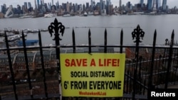 Znak u Nju Džerziju koji upozorava da se drži distanca od drugih dva metra i tako spasi život