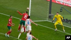 Le Marocain Youssef En-Nesyri tente de marquer face à la Croatie au Khalifa International Stadium à Doha, Qatar, samedi 17 décembre 2022.