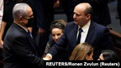 Rukovanje lidera opozicije Benjamin Netanjahu (L) i premijera Naftali Beneta (D) nakon glasanja u parlamentu (REUTERS/Ronen Zvulun)