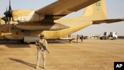 Seorang tentara Saudi berjaga di depan pesawat pembawa bantuan di sebuah pangkalan udara di Marib, Yaman, 1 Februari 2018.
