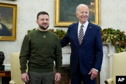 Presiden Joe Biden bertemu dengan Presiden Ukraina Volodymyr Zelenskyy di Ruang Oval Gedung Putih, Rabu, 21 Desember 2022, di Washington. (AP/Patrick Semansky)