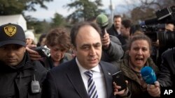 Monzer Akbik, juru bicara Koalisi Nasional Suriah, kelompok oposisi politik utama negara itu, berbicara dengan wartawan usai pembicaraan damai di Jenewa (26/1). (AP/Anja Niedringhaus)