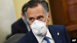 រូបឯកសារ៖ សមាជិក​ព្រឹទ្ធសភា​នៃ​រដ្ឋ Utah លោក Mitt Romney នៅវិមានសភា ក្នុងរដ្ឋធានីវ៉ាស៊ីនតោន កាលពីថ្ងៃទី១០ ខែមិថុនា ឆ្នាំ២០២០។ 