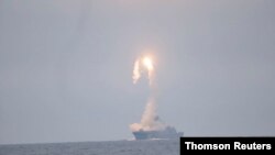 러시아 군은 7일 백해의 고르슈코프 제독 미사일호위함에서 치르콘 극초음속순항미사일을 시험발사하는 장면을 공개했다.