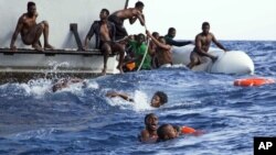 Des migrants secourus par Sea-Watch, près des côtes libyennes, le 6 novembre 2017.