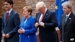 Le président américain Donald Trump entouré d'Angela Merkel, Justin Trudeau et Paolo Gentiloni au G7 à Taormina, en Italie, le 26 mai 2017.