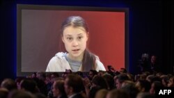 La militante suédoise Greta Thunberg assistant à une session au centre du Congrès lors de la réunion annuelle du Forum Economique Mondial à Davos, le 21 janvier 2020. (Fabrice Coffrini/AFP)