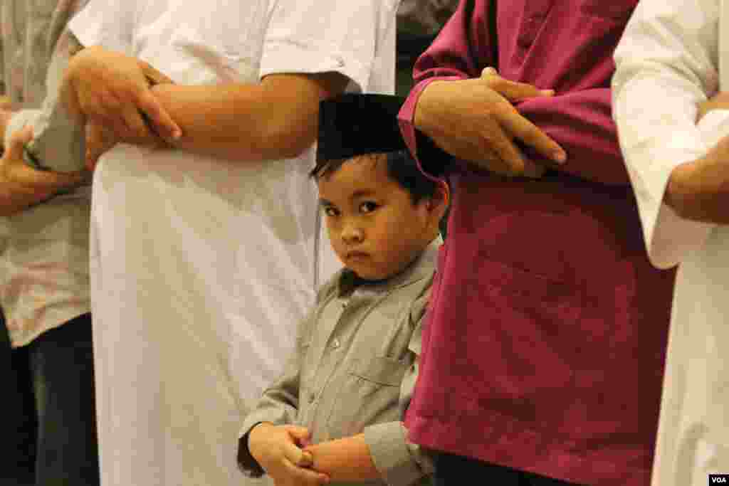 ក្មេង​ប្រុស​ម្នាក់​ចូលរួម​ក្នុង​ពិធី ​&laquo;​ថ្វាយបង្គំ&raquo;​ នៅ​ថ្ងៃ​សុក្រ​ទី​១០​ ខែ​មិថុនា ​ឆ្នាំ​២០១៦​ នៅ​វិហារ​ឥស្លាម ​​ឬ ​ហៅ​ថា​​ម៉ាស្ជិត​អាល់​សៀរិ័​កាល​(​​Al-Serkal Mosque) នៅ​ថ្ងៃ​សុក្រ​​សប្ដាហ៍​ទី១ ​​នៅ​​រដូវ​បុណ្យ​រ៉ាម៉ាឌន​ ​(Ramadan)​ដែល​អ្នក​ប្រតិបត្តិ​សាសនា​ឥស្លាម​ទូទាំង​ពិភព​លោក​​​​ត្រូវរៀន​ប្រតិបតិ្ត​របៀប​គ្រប់គ្រង​ខ្លួន​ឯង​ដូចជា​អត់​បរិភោគ​អាហារនិង​ភេសជ្ជៈ​ផ្សេងៗ​​ ការ​រួមភេទ និង​ការ​ជក់បារី​ចាប់​ពី​​ថ្ងៃ​រះ​ទល់​ពេលល្ងាច​​ ក្នុង​រយៈពេល​មួយ​ខែ។​ គេ​ក៏​ធ្វើវិភាគទាន​ជូន​ដល់​អ្នក​ដែល​ក្រី​ក្រ​ផងដែរ​។​ (ឡេង ឡែន/VOA)