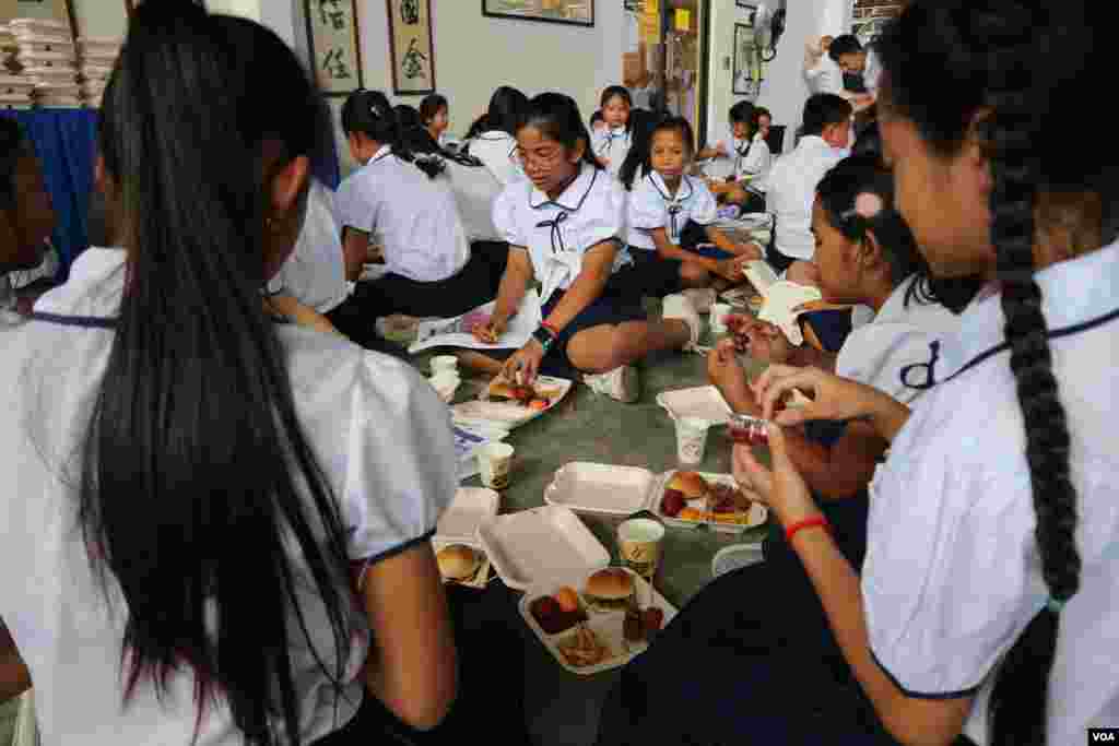 កុមារ​​កំពុង​ញ៉ាំ​អាហារ​ជុំគ្នា​ក្នុង​​កម្មវិធី​​ពិធី​ប្រារព្ធ​ខួប​ទី​៣០ នៃ​ការ​បង្កើត​អនុសញ្ញា​ស្តីពី​សិទ្ធិ​កុមារ​​​ នៅ​រាជធានី​ភ្នំពេញ ​ថ្ងៃទី​២០ ខែវិច្ឆិកា ឆ្នាំ​២០១៩។ (កាន់ វិច្ឆិកា/VOA)