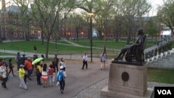 រូបឯកសារ៖ និស្សិត​បរទេស​នាំ​គ្នា​ដើរ​ធ្វើ​ទស្សនកិច្ច​ក្នុង​បរិវេណ​សាកលវិទ្យាល័យ Harvard ក្នុង​សហរដ្ឋអាមេរិក​។