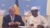 Benyamin Netanyahu et Idriss Deby Itno signant l'accord sur le rétablissement de relations diplomatique entre le Tchad et Israël, le 20 janvier 2019, à N'Djamena au Tchad. (VOA/André Kodmadjingar)