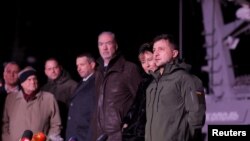 Presiden Ukraina Volodymyr Zelenskiy menyambut tiga kapal angkatan laut Ukraina yang ditangkap di Selat Kerch pada November 2018 dan kemudian dikembalikan oleh Rusia, di pelabuhan Ochakiv, Ukraina, 20 November 2019. 