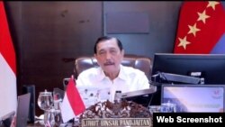 Menko Marves Luhut Binsar Pandjaitan dalam telekonferensi pers di Jakarta, Kamis, 15 Juli 2021. (Foto:VOA).