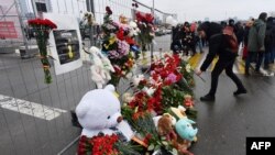 Մարդիկ ծաղիկներ են բերում մերձմոսկովյան Crocus City Hall-ի մոտ, 23 մարտի, 2024թ.