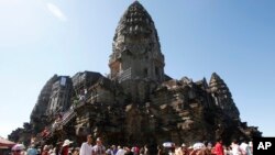 រូបឯកសារ៖ ភ្ញៀវទេសចរដើរទស្សនាប្រាង្គប្រាសាទអង្គរវត្តនៅខេត្តសៀមរាប ថ្ងៃទី៣១ ខែធ្នូ ឆ្នាំ២០១៧។