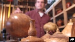 Menjadi seniman perajin kayu bisa dipelajari oleh semua orang, termasuk penyandang tuna netra dan yang memiliki daya penglihatan terbatas (foto: ilustrasi). 