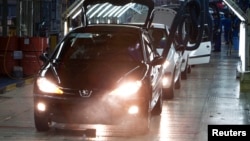 Mobil Peugeot 206 yang diproduksi oleh produsen mobil Iran Khodro di Teheran (foto: ilustrasi). Peugeot yang memiliki 34 persen pasar mobil Iran, mengumumkan hengkang pada bulan Juni setelah AS mengumumkan sanksi terhadap Iran.