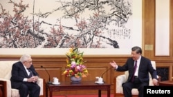 헨리 키신저(왼쪽) 전 미 국무장관이 20일 베이징 댜오위타이 국빈관에서 시진핑 중국 국가주석과 회동하고 있다.