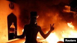 Para pedemo Irak membakar konsulat Iran dalam demo anti-pemerintah di Najaf, Irak, 27 November 2019. 