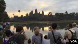 រូបឯកសារ៖ ក្រុម​អ្នក​ទេសចរណ៍​អន្តរជាតិ​រង់ចាំ​ផ្តិត​យក​រូបភាព​នៃ​ព្រះអាទិត្យ​រះ​នៅ​ពេល​ព្រឹក​ព្រលឹម​នៅ​ប្រាសាទ​ អង្គរវត្ត កាល​ពី​ថ្ងៃ​អាទិត្យ ទី១០ ខែមករា ឆ្នាំ ២០១៦។ (ហ៊ុល រស្មី​/VOA)