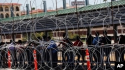 Meksikadan AQSh hududiga kirish uchun navbatda turgan odamlar, 2019-yil, 16-iyul