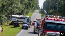 Sebuah bus ditarik dari lokasi kecelakaan setelah bertabrakan dengan truk pikap di Ocala, Florida, pada 14 Mei 2024. Kecelakaan tersebut menewaskan delapan penumpang bus. (Foto: AP/Alan Youngblood)