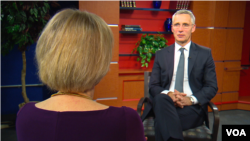 Generalni sekretar NATO-a Jens Stoltenberg u razgovoru sa Jelom Defrančeski, 14. novembra 2019.