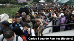 People standing in line to try to cross a Venezuela from Colombia through the Simón Bolívar International Bridge in Cúcuta, Colombia, on February 13, 2018. (REUTERS / Carlos Eduardo Ramírez)