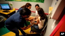 조지아주 데카투에서 중학생 소녀가 코로나 백신을 맞고 있다. (자료 사진) 