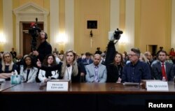 Polisi Capitol A.S. Caroline Edwards bersaksi ketika pembuat film dokumenter Nick Quested mendengarkan pada dengar pendapat publik pertama Komite Terpilih DPR AS untuk Menyelidiki Serangan 6 Januari di Capitol Amerika Serikat, di Capitol Hill di Washington, AS, 9 Juni 2022. (REUTERS /Jonathan Ernst/Pool)