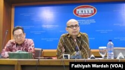 Juru bicara Kementerian Luar Negeri Arrmanatha Nasir dalam jumpa pers di kantornya Rabu (16/12). (VOA/Fathiyah Wardah)