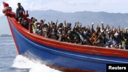 فرار مهاجرین با قایق بجانب آسترلیا