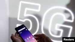 Seseorang tengah mengecek ponsel pintar terbaru Xiaomi Mi 9 dalam Kongres Mobile Dunia (MWC) yang diadakan di Barcelona pada 24 Februari 2019. (Foto: Reuters/Rafael Marchante)