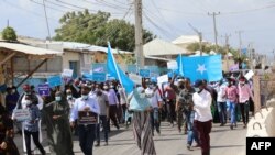 Les partisans des différents candidats présidentiels de l'opposition manifestent à Mogadiscio le 19 février 2021.
