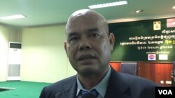 រូបឯកសារ៖ លោក​ អ៊ុក គឹមសេង​ ​អ្នក​នាំពាក្យ​​ក្រសួង​ព័ត៌មាន​ប្រាប់​ VOA​​ ក្នុង​​សិក្ខា​សាលា​​ស្តីពីក្រមប្រតិបត្តិផ្សព្វ​ផ្សាយ​អំពើហិង្សាលើស្រ្តី និងការប្រើប្រាស់អក្ខរាវិរុទ្ធតាមប្រព័ន្ធផ្សព្វផ្សាយ នៅ​ថ្ងៃទី​២ ខែ​ឧសភា ឆ្នាំ​២០១៧។ (កាន់ វិច្ឆិកា/VOA)