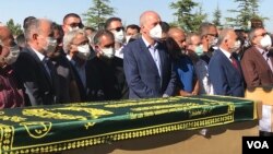 Pemakaman anggota keluarga Kurni yang dibunuh sejumlah orang tak dikenal di Provinsi Konya, Turki tengah, Sabtu, 31 Juli 2021. 