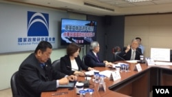 2017年5月15日台湾国家政策基金会国家安全组记者会，正在发言者为前立委帅化民 （美国之音记者申华 拍摄）